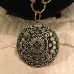 $8 SALE❤️NIB Avon Medallion Necklace